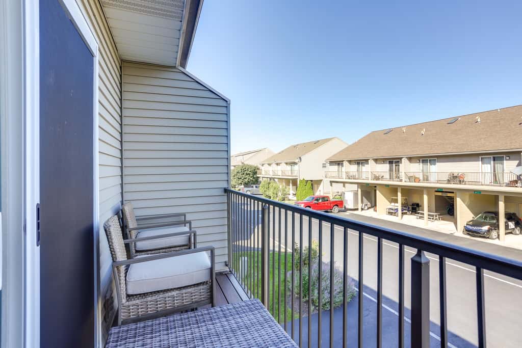 Charming Condo on Lake Erie w/ Community Pool
