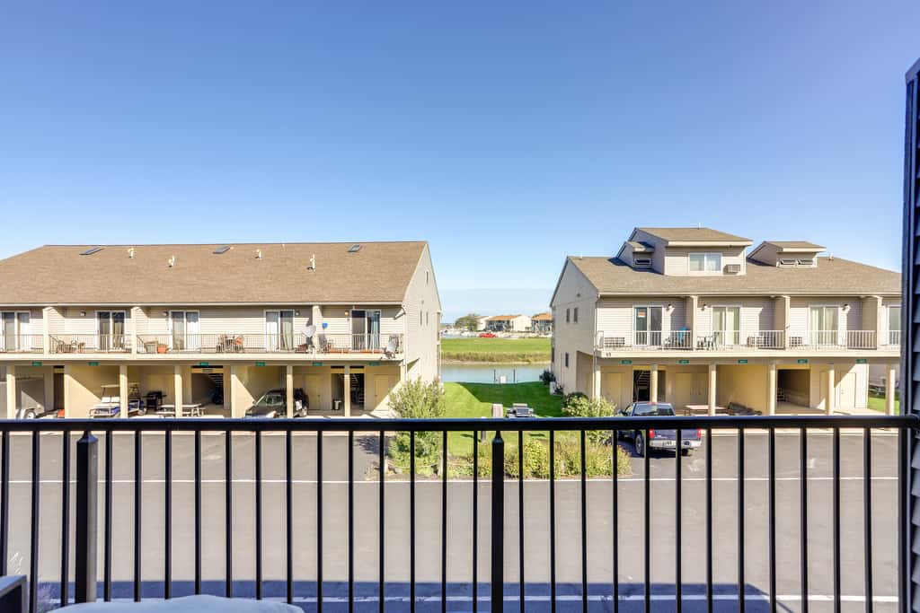Charming Condo on Lake Erie w/ Community Pool