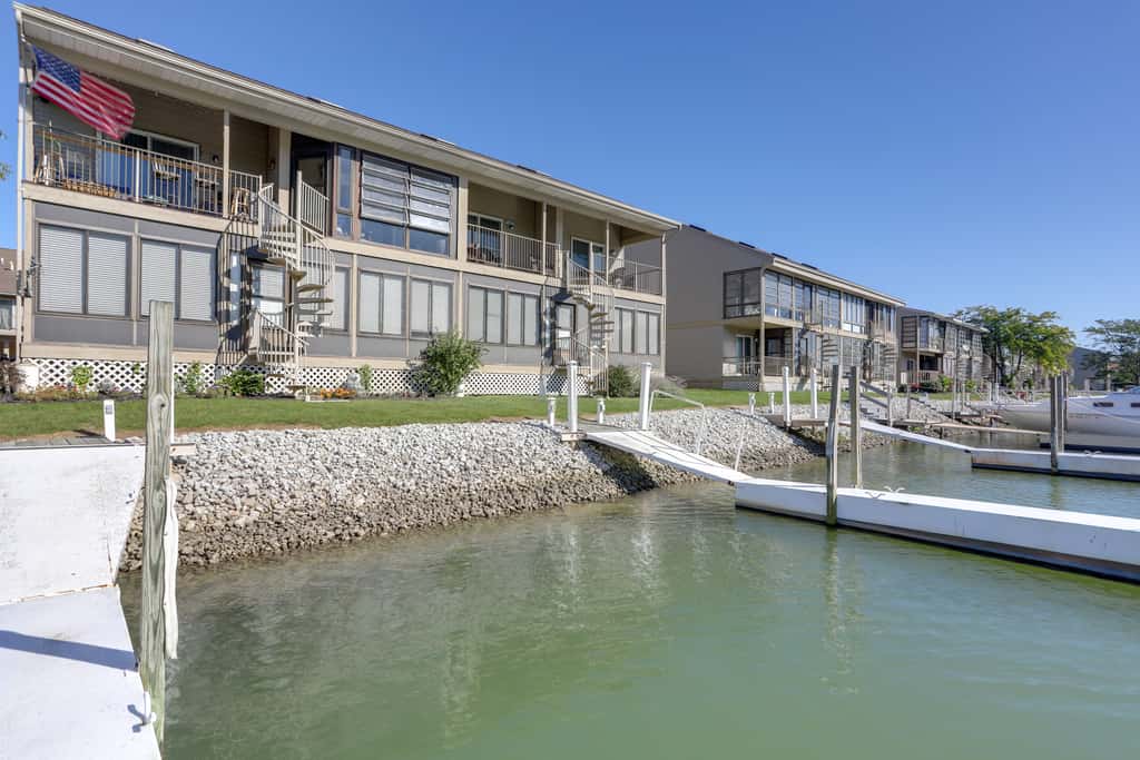 Charming Condo on Lake Erie w/ Community Pool