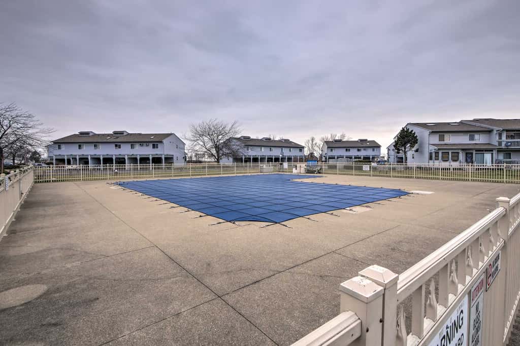 Charming Condo on Lake Erie w/ Community Pool