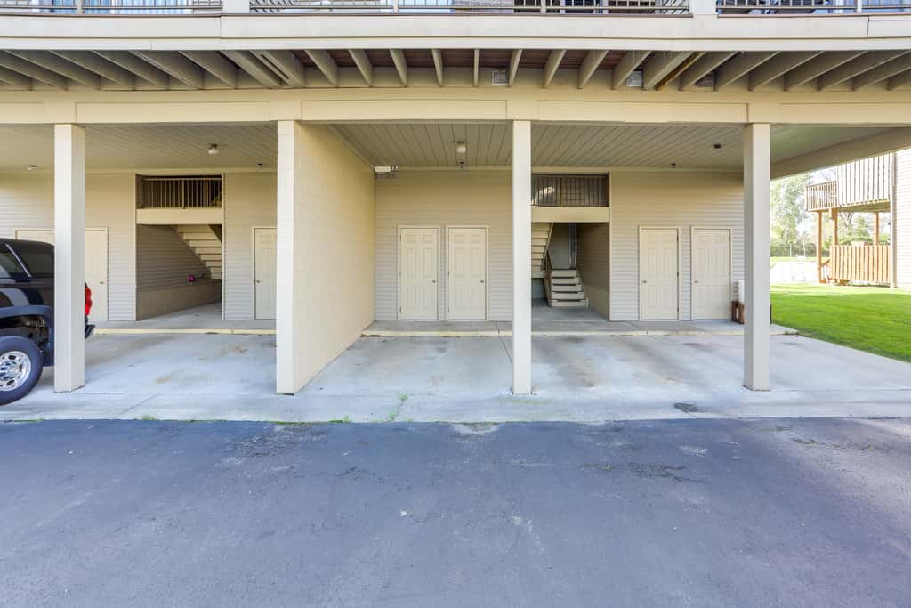 Charming Condo on Lake Erie w/ Community Pool