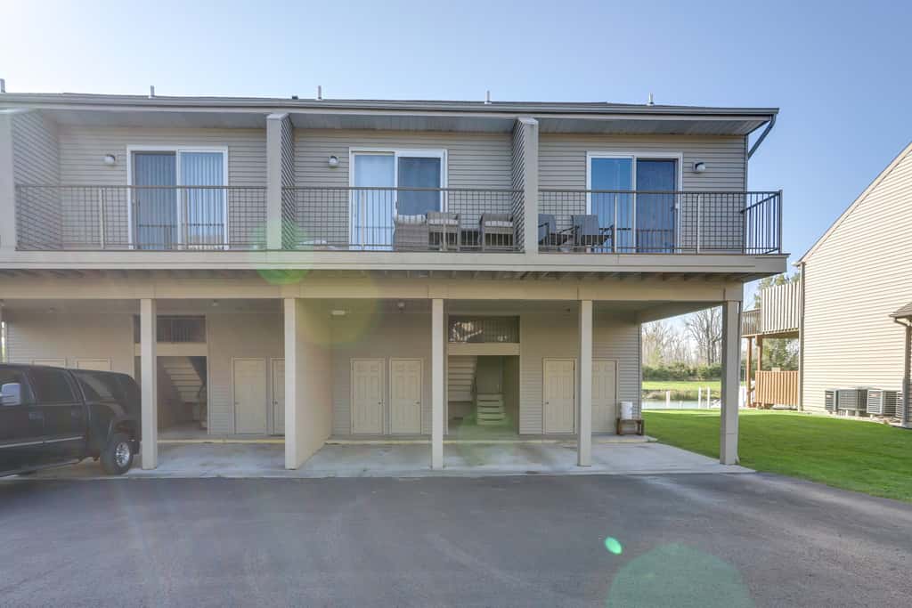 Charming Condo on Lake Erie w/ Community Pool