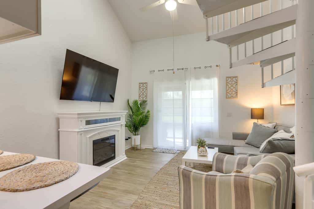 Charming Condo on Lake Erie w/ Community Pool
