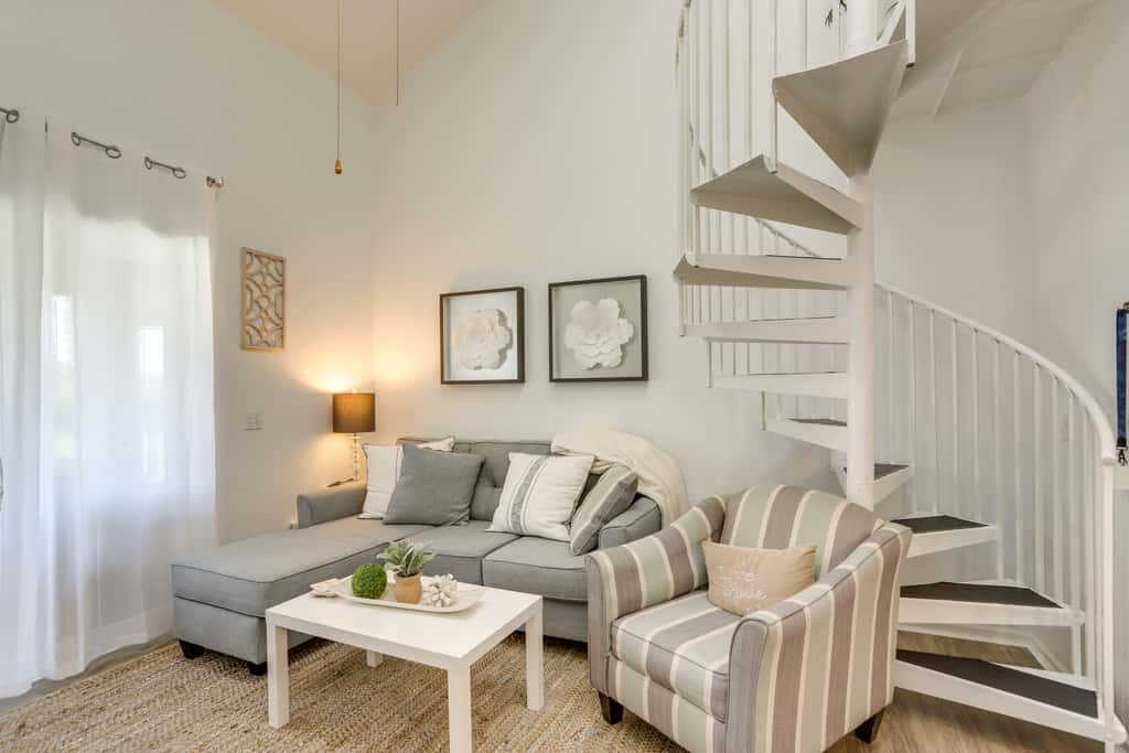 Charming Condo on Lake Erie w/ Community Pool