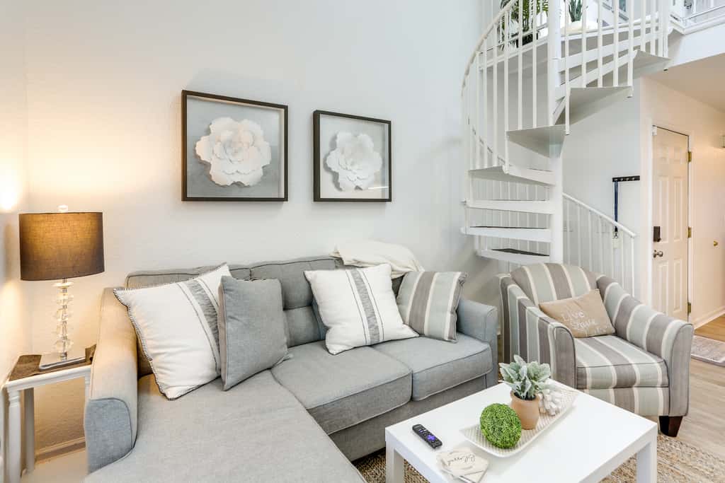 Charming Condo on Lake Erie w/ Community Pool