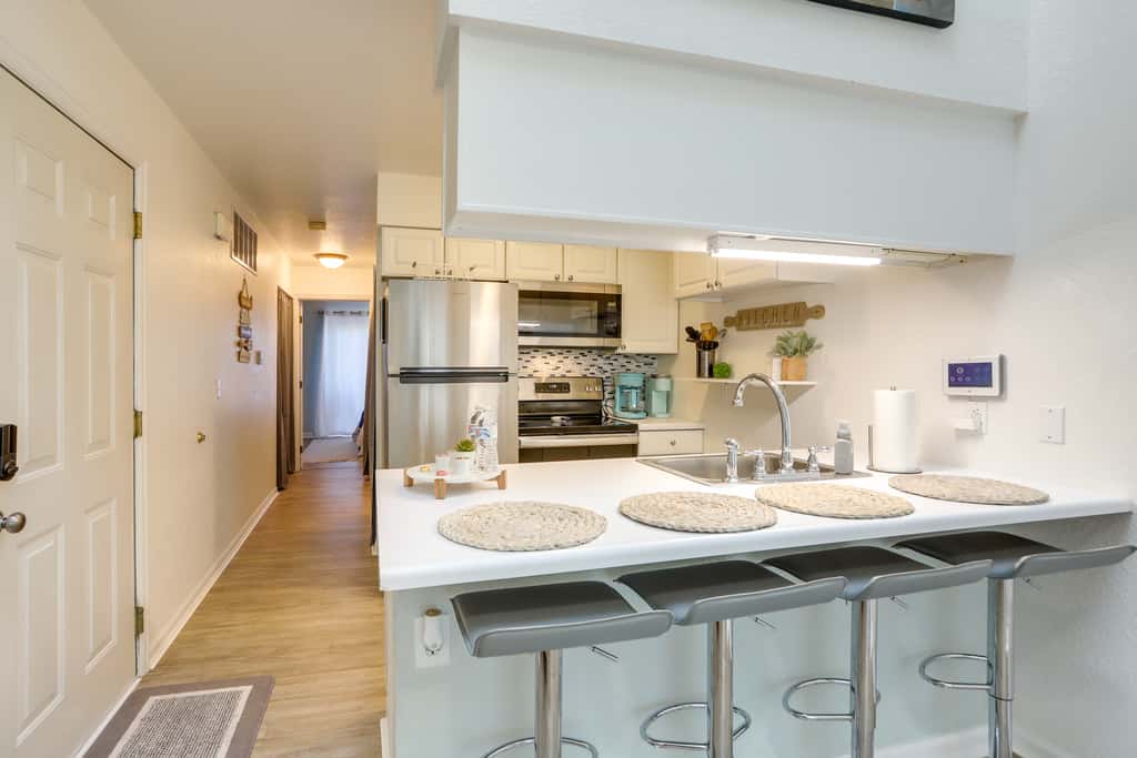 Charming Condo on Lake Erie w/ Community Pool