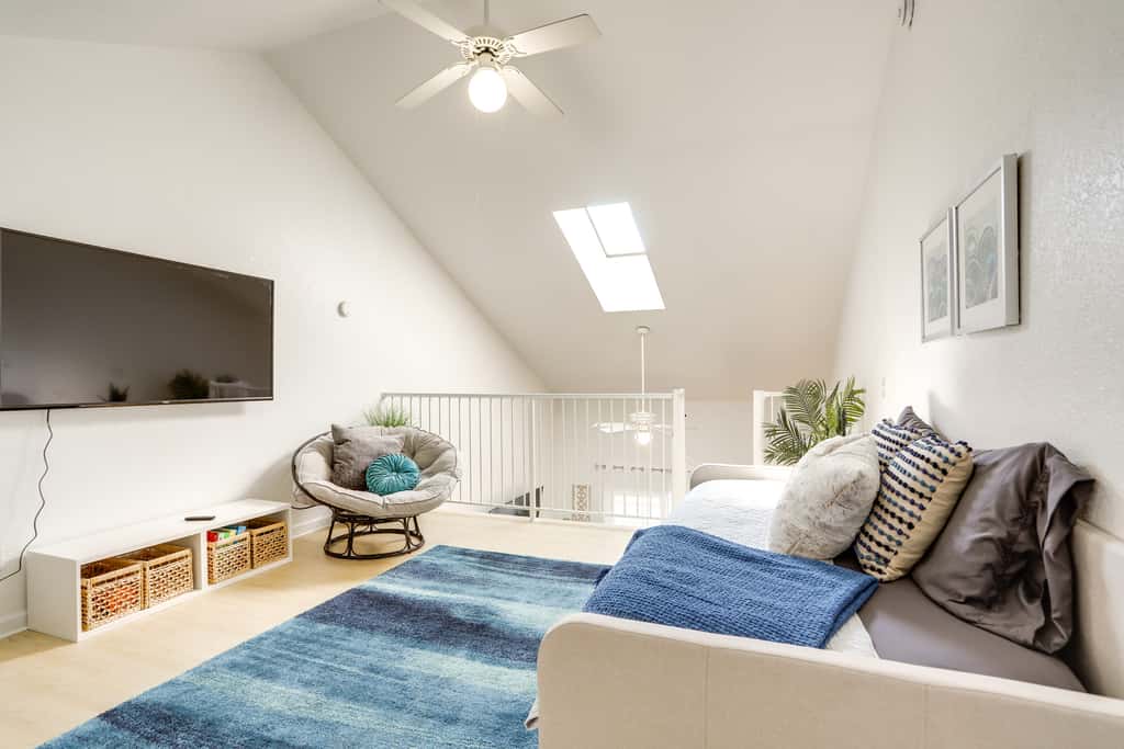 Charming Condo on Lake Erie w/ Community Pool