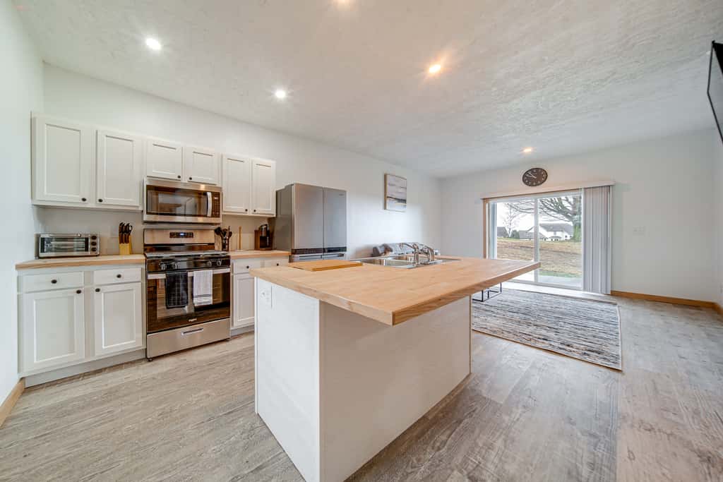 4 Mi to Lake: Golf-View Erie Condo w/ Porch