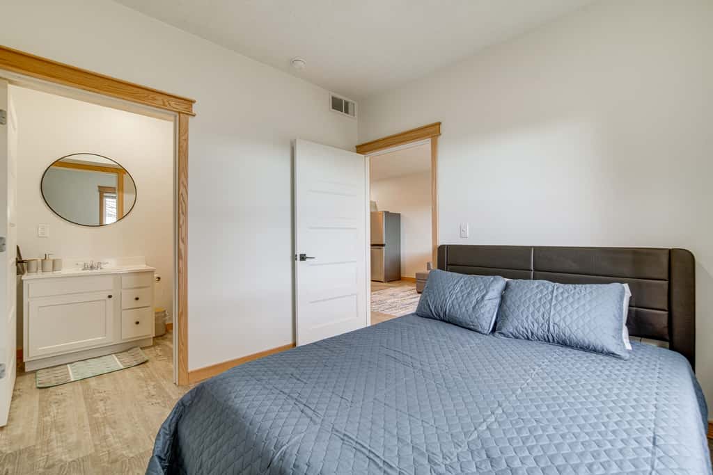 4 Mi to Lake: Golf-View Erie Condo w/ Porch