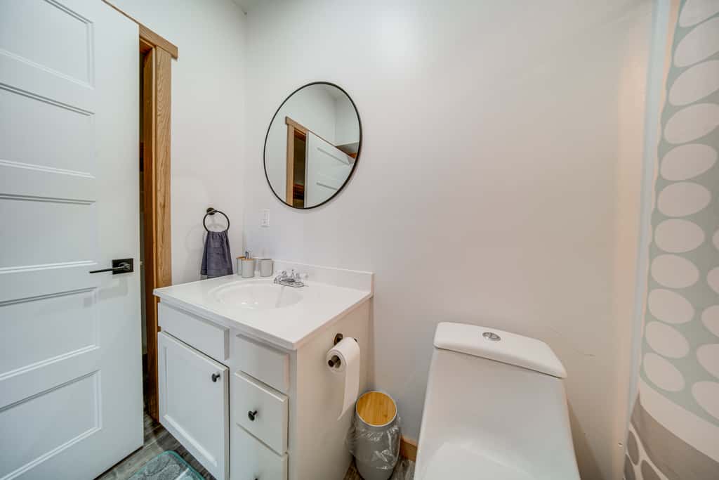 4 Mi to Lake: Golf-View Erie Condo w/ Porch
