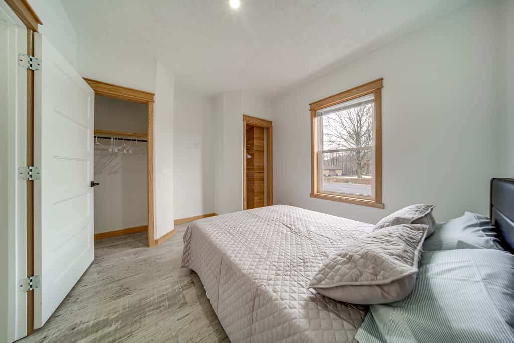 4 Mi to Lake: Golf-View Erie Condo w/ Porch