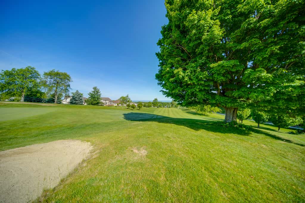 4 Mi to Lake: Golf-View Erie Condo w/ Porch