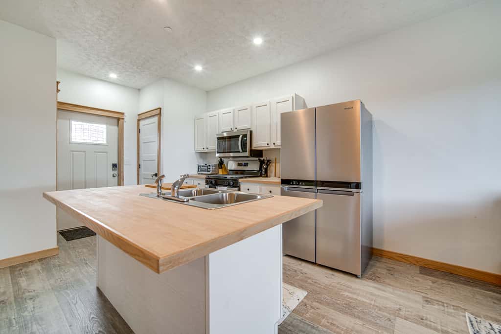 4 Mi to Lake: Golf-View Erie Condo w/ Porch