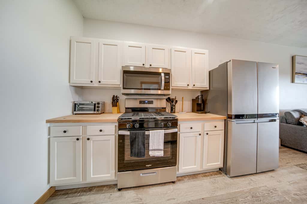 4 Mi to Lake: Golf-View Erie Condo w/ Porch