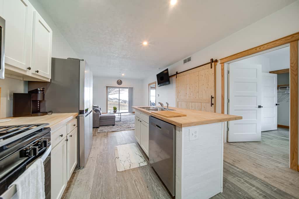 4 Mi to Lake: Golf-View Erie Condo w/ Porch