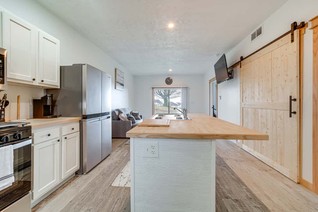 4 Mi to Lake: Golf-View Erie Condo w/ Porch