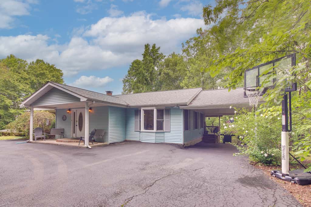 Family Home w/ Game Room! 1 Mi to Dale Hollow Lake