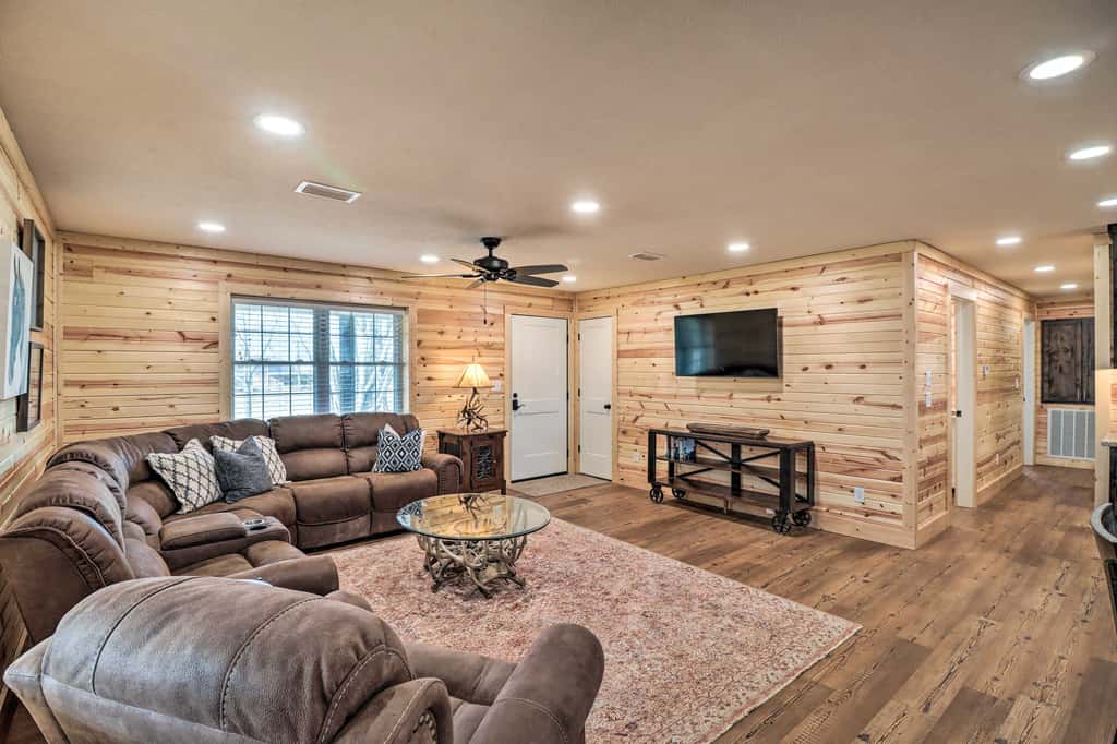 Greers Ferry Home on 40 Acres 1/4 Mi to Lake!
