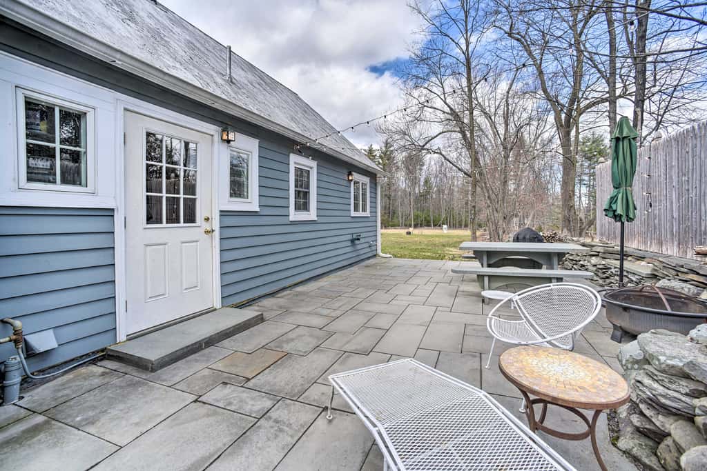 Charming Cottage w/ Yard - 2 Mi to Tinker St!