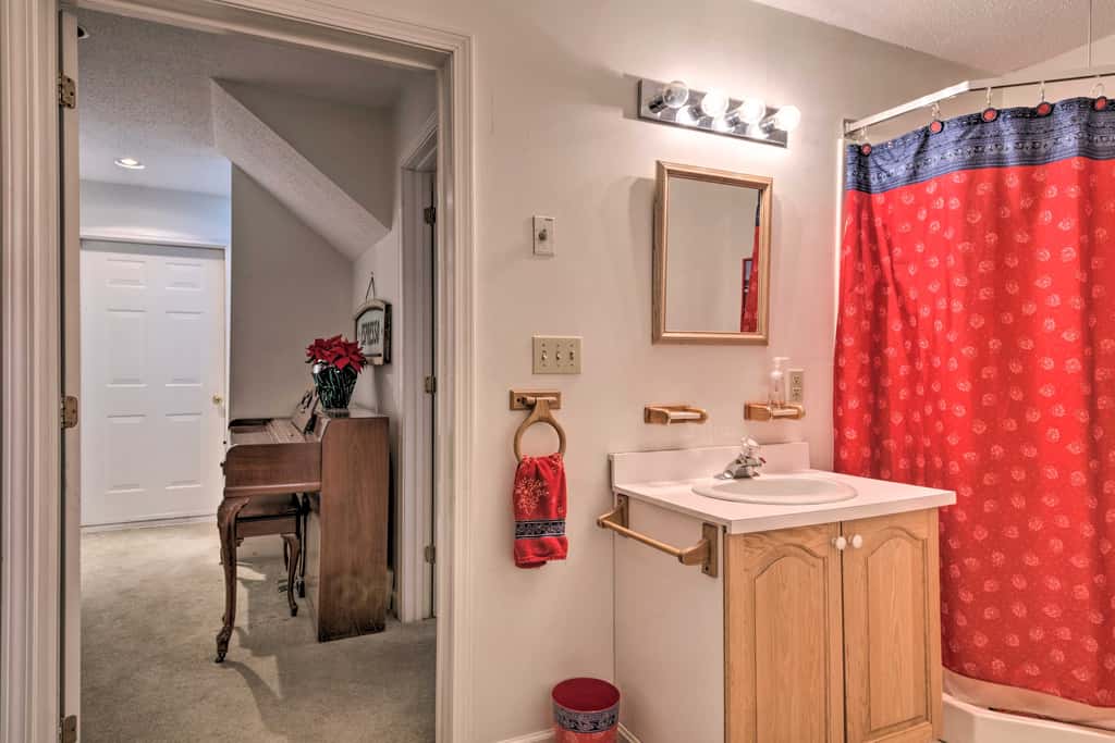 Updated Condo Next to Burke Mountain Bike Trails!