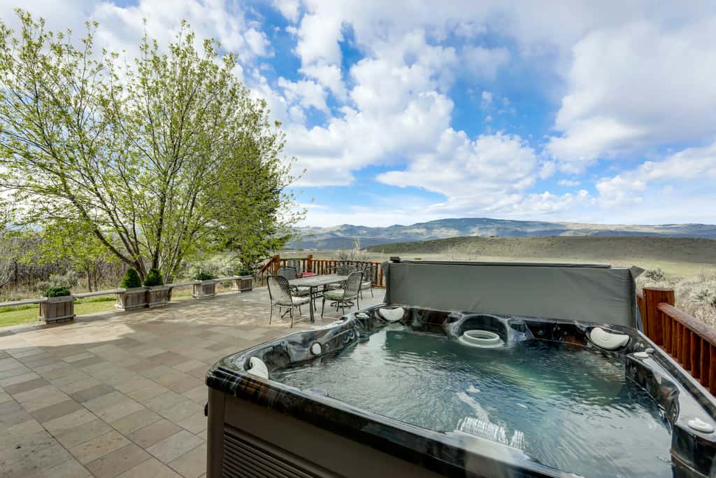 Hot Tub & Views! 8,000-Sq-Ft Glenwood Springs Gem