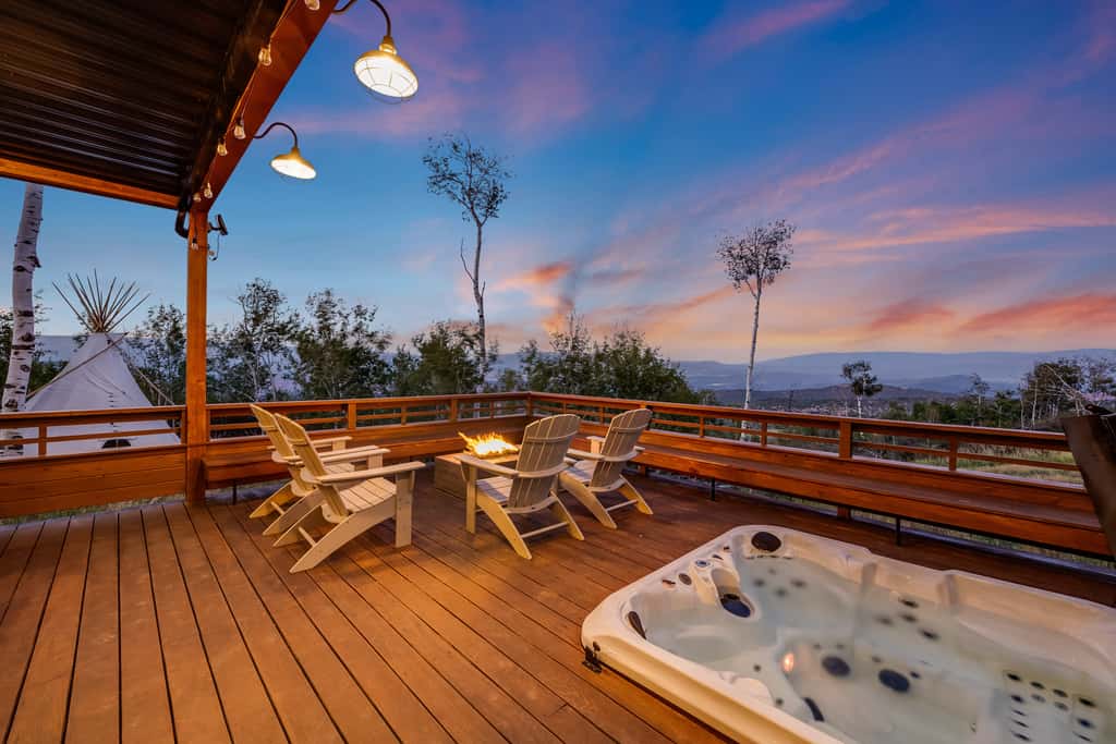 Luxury Modern Retreat: 40 Acres and Mountain Views