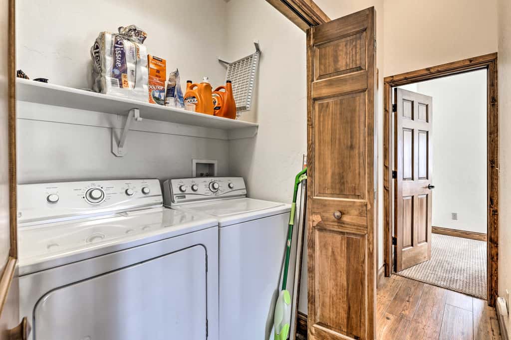 Luxe Rocky Mtn Retreat w/ Hot Tub - By Winter Park