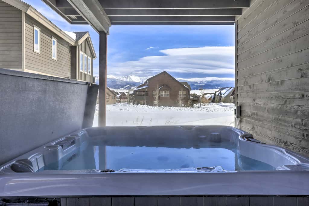 Luxe Rocky Mtn Retreat w/ Hot Tub - By Winter Park