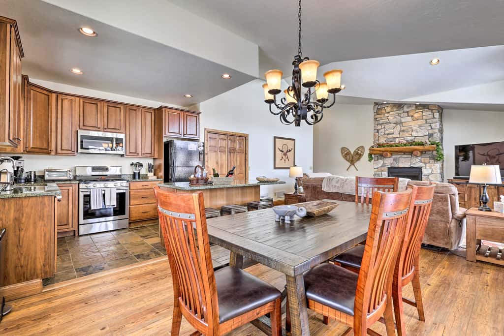 Luxe Rocky Mtn Retreat w/ Hot Tub - By Winter Park