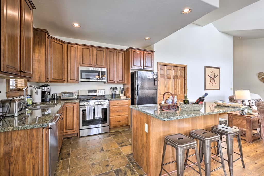 Luxe Rocky Mtn Retreat w/ Hot Tub - By Winter Park