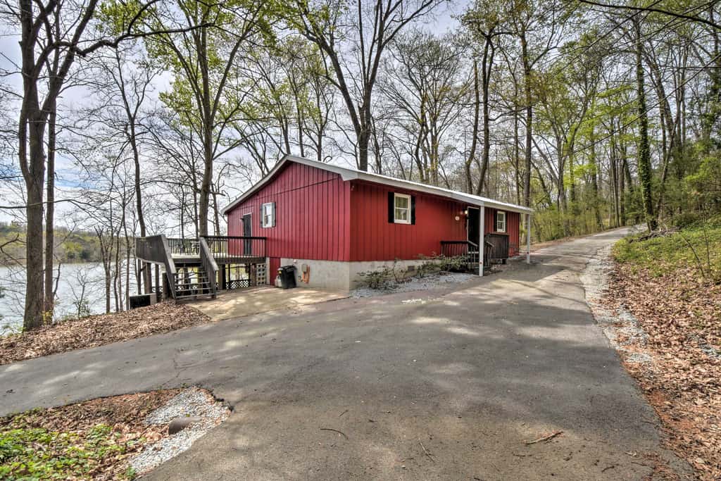 Lakefront Lavonia Cottage w/ 2-Story Dock!