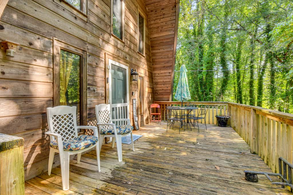 Pet-Friendly Lavonia Cabin, Walk to Lake Hartwell!