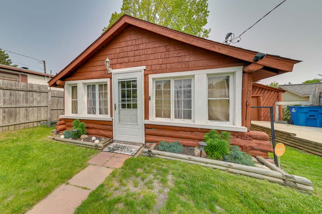 Cozy Houghton Lake Vacation Rental w/ Fireplace!