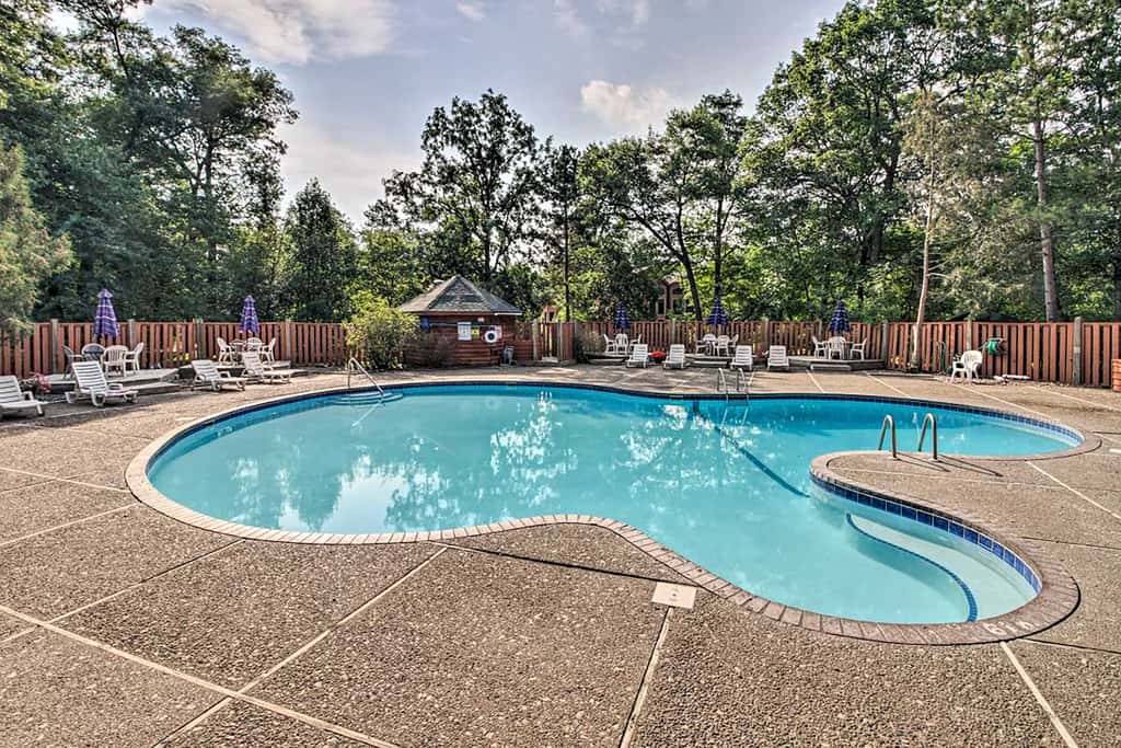 Gull Lake All-Season Getaway w/ Private Deck