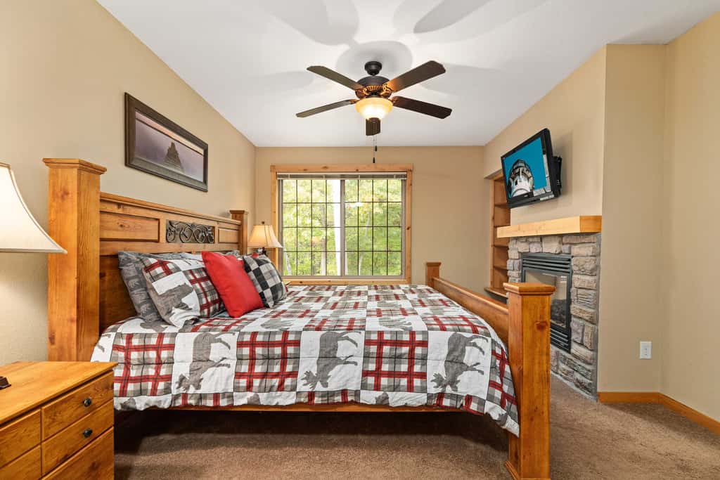 Gull Lake All-Season Getaway w/ Private Deck