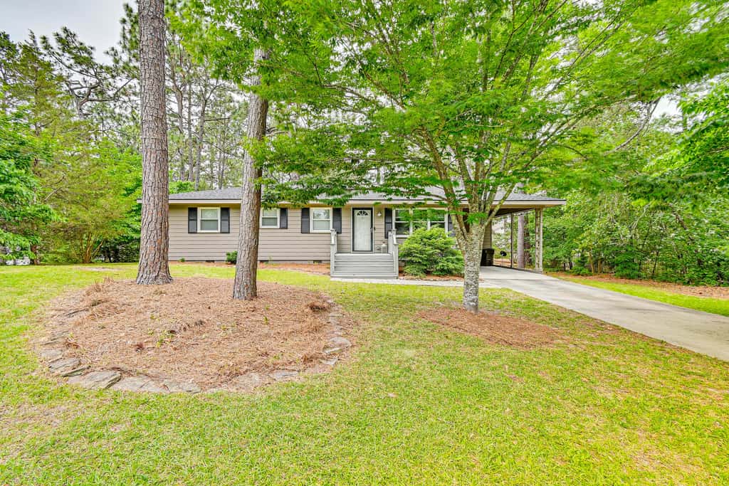 < 2 Mi to Golf Course: Pinehurst Home w/ Deck!