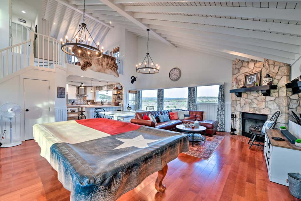 Spacious Getaway ~ 12 Acres, Views, & Hot Tub!