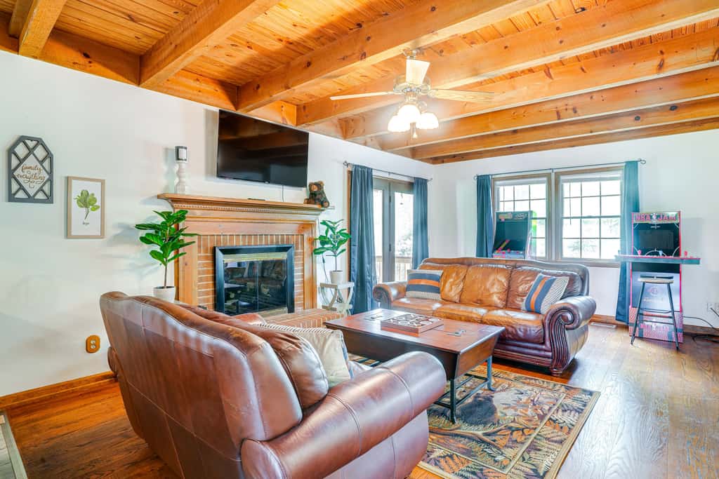 McGaheysville Home w/ Screened Porch & Gas Grill!