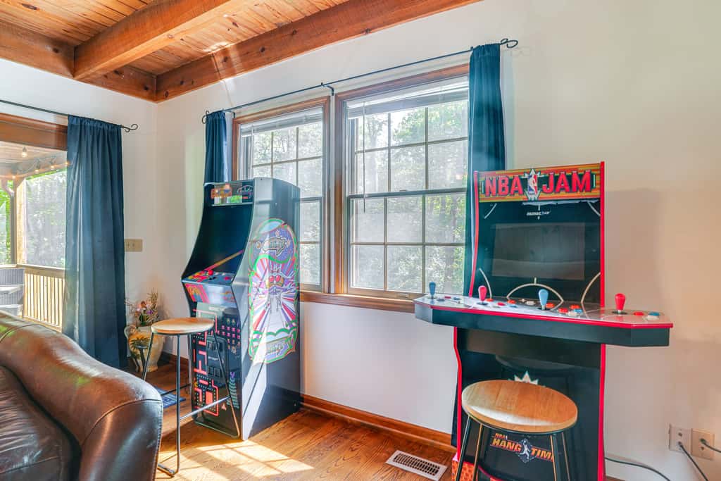 McGaheysville Home w/ Screened Porch & Gas Grill!