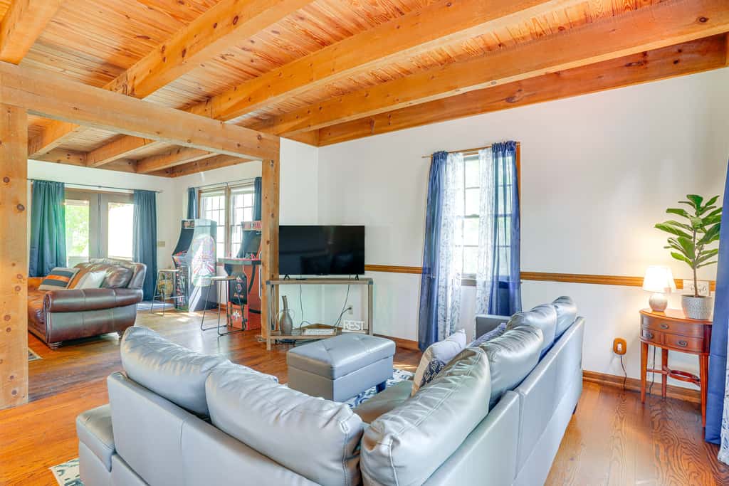 McGaheysville Home w/ Screened Porch & Gas Grill!