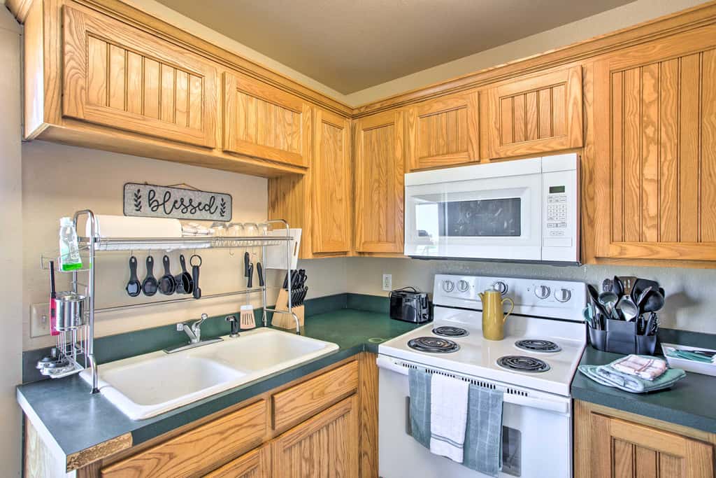 Pet-Friendly Efficiency Cottage w/ Pool!