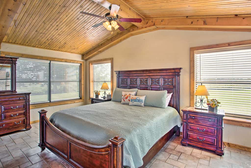 Pet-Friendly Efficiency Cottage w/ Pool!