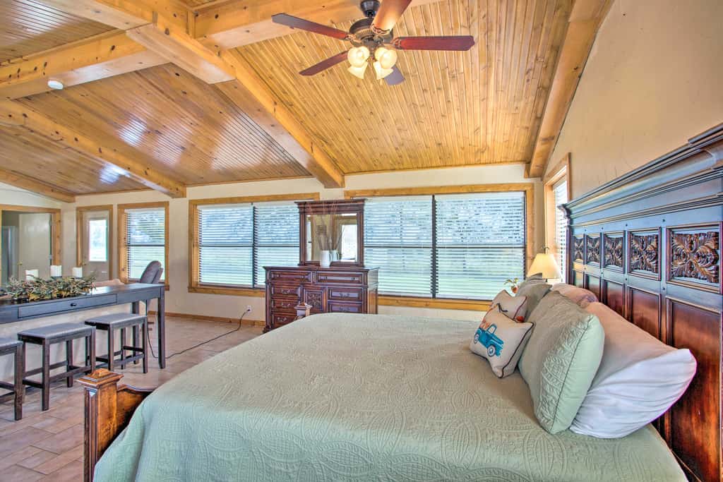 Pet-Friendly Efficiency Cottage w/ Pool!