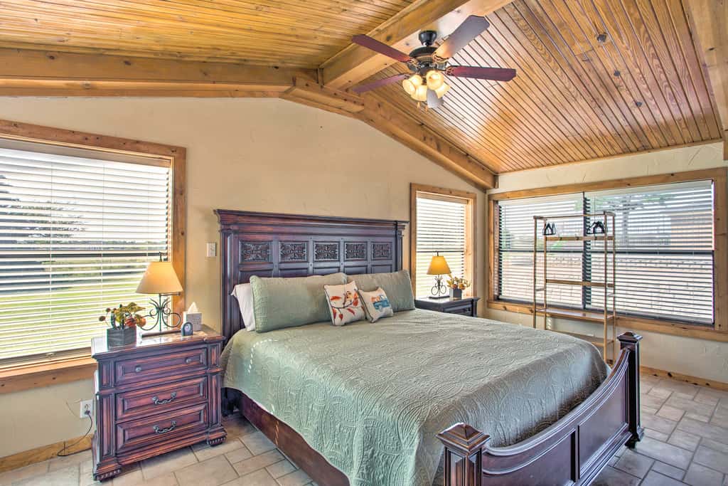 Pet-Friendly Efficiency Cottage w/ Pool!