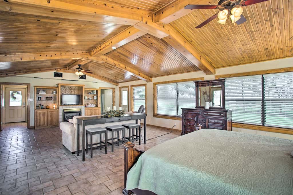 Pet-Friendly Efficiency Cottage w/ Pool!