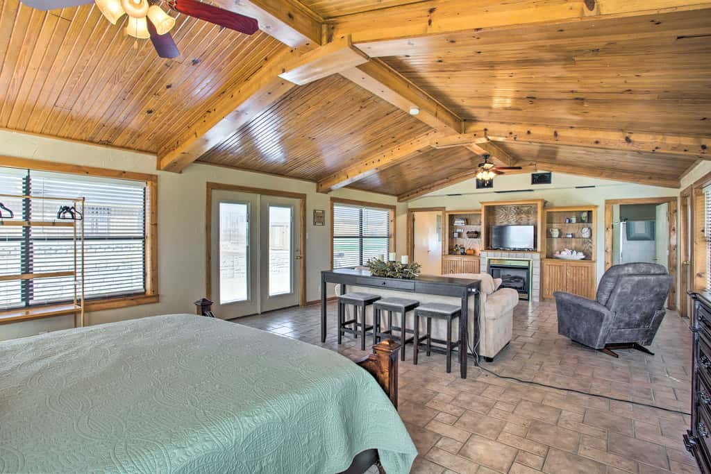 Pet-Friendly Efficiency Cottage w/ Pool!