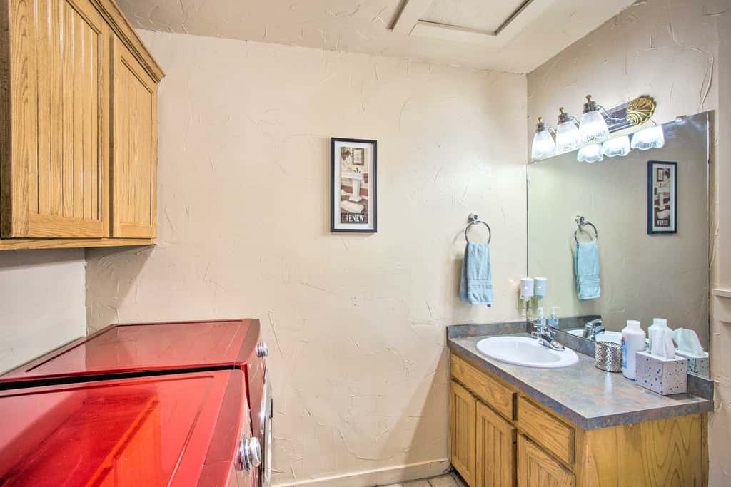 Pet-Friendly Efficiency Cottage w/ Pool!