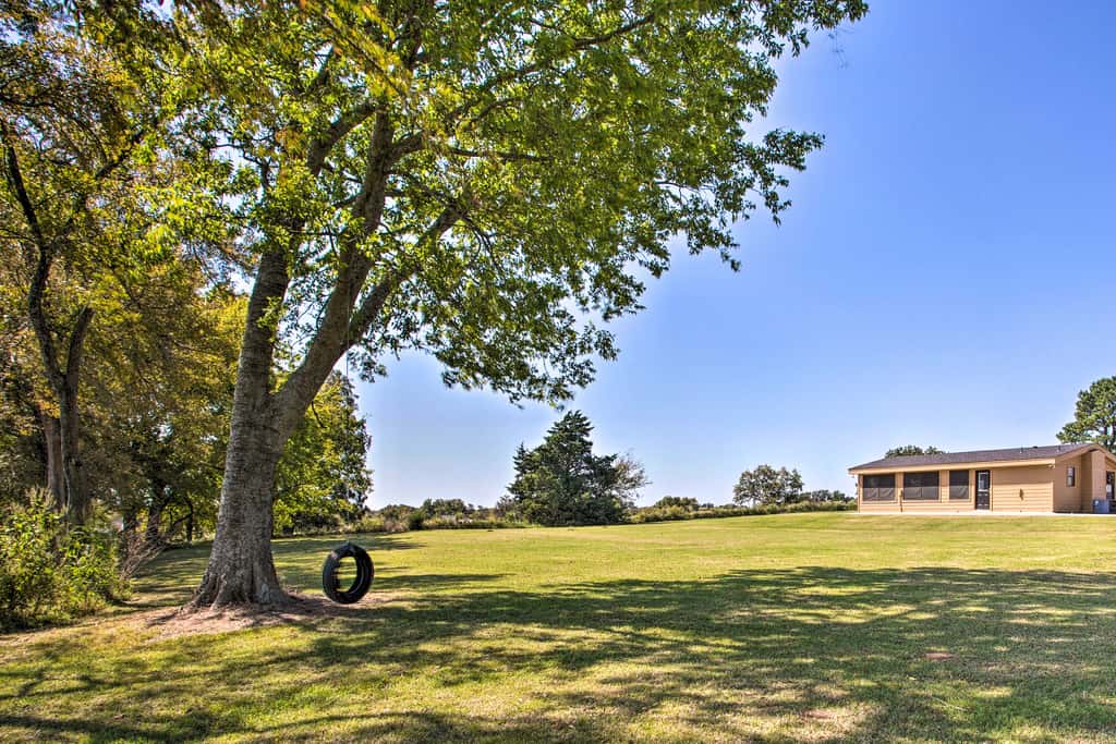 Pet-Friendly Efficiency Cottage w/ Pool!