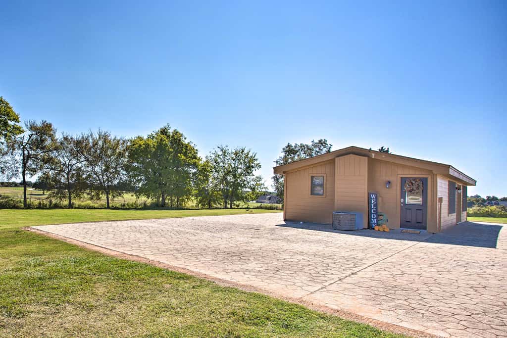 Pet-Friendly Efficiency Cottage w/ Pool!