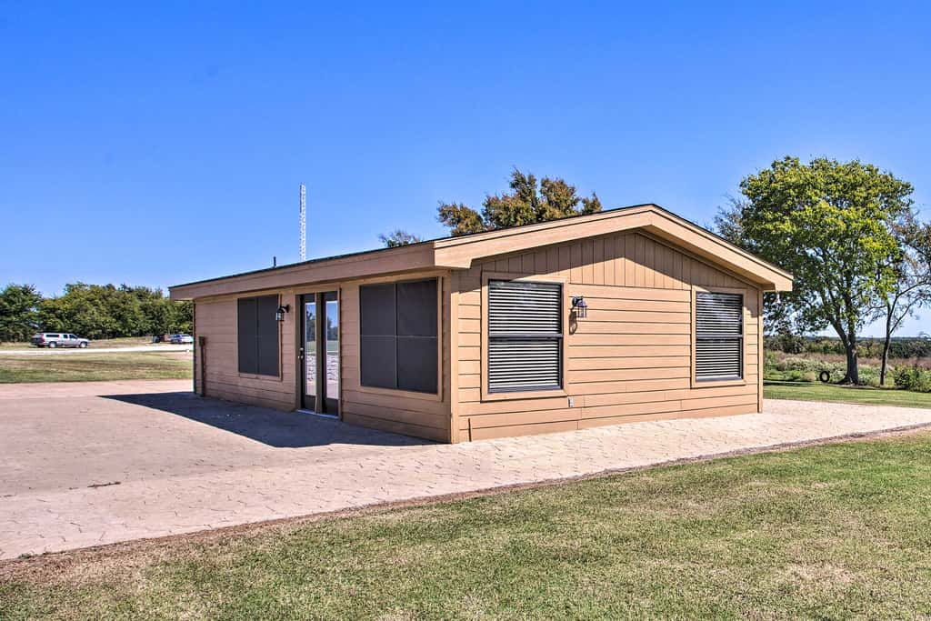 Pet-Friendly Efficiency Cottage w/ Pool!